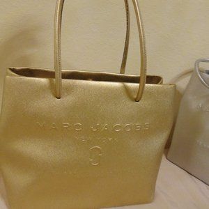 marc jacobs east west tot bag in gold
